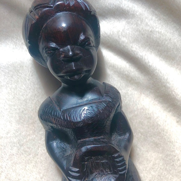 Hand carved tribal statue - Picture 3 of 3